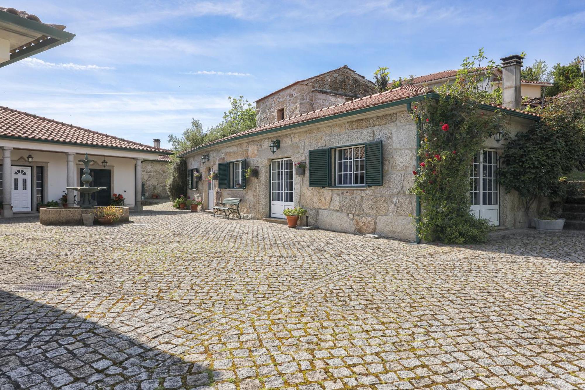 Charming Granite In Beautiful Surroundings *
